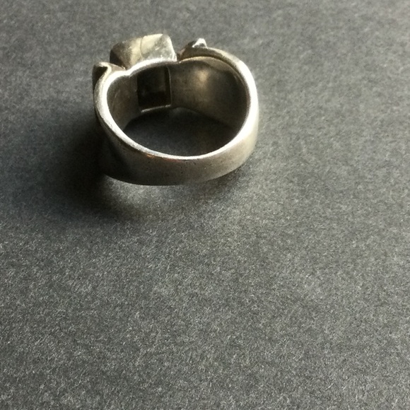 Brutalist Vintage Sterling Silver Ring With Black Stone - Picture 9 of 10
